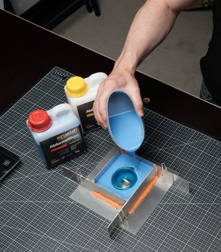 Eine Silikonform wird mit dem Abformsilikon von epoxid1 hergestellt Eine Silikonform wird mit dem Abformsilikon von epoxid1 hergestellt