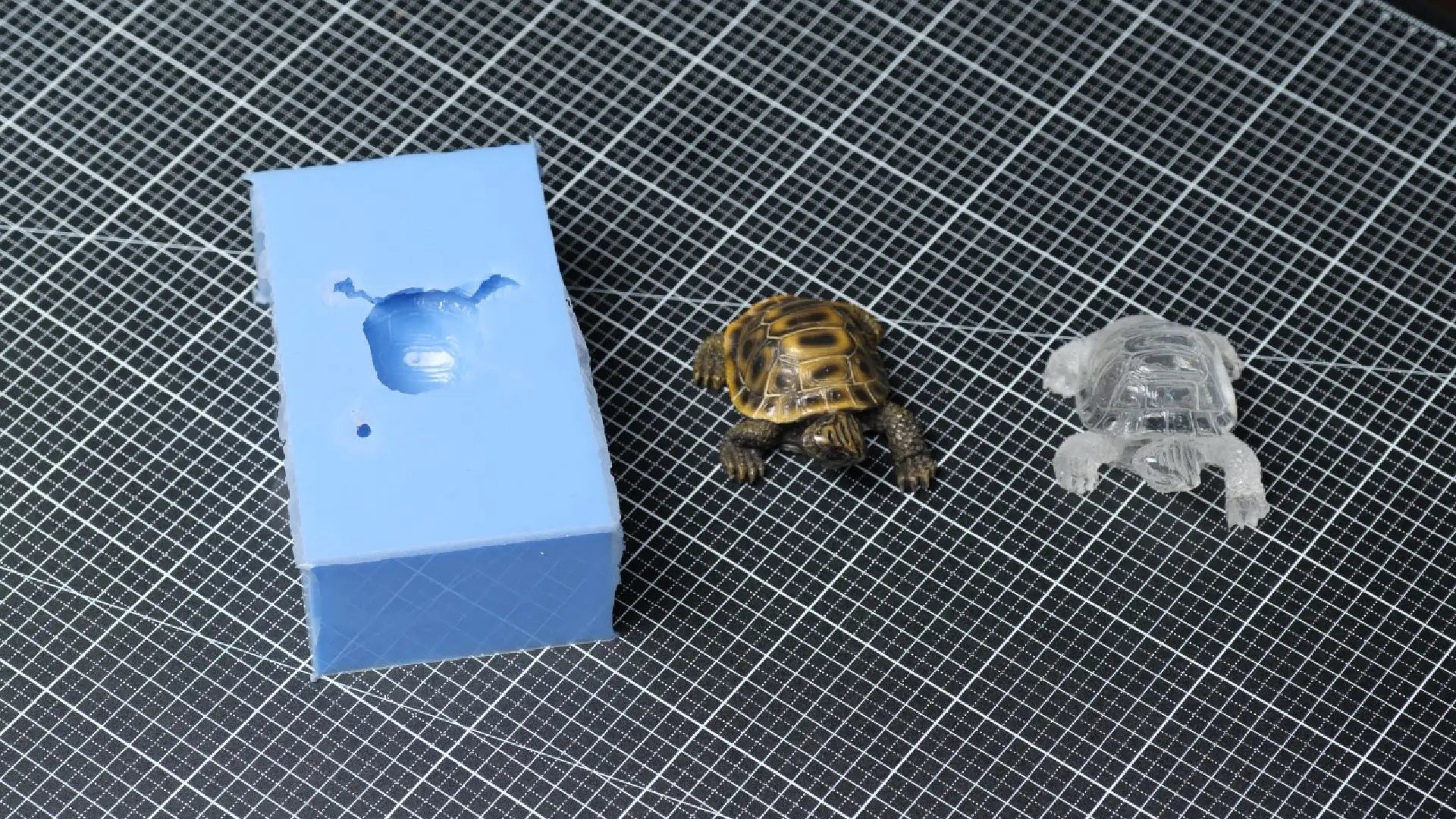 Silikonform einer Schildkröte zum Gießen von Epoxidharz.